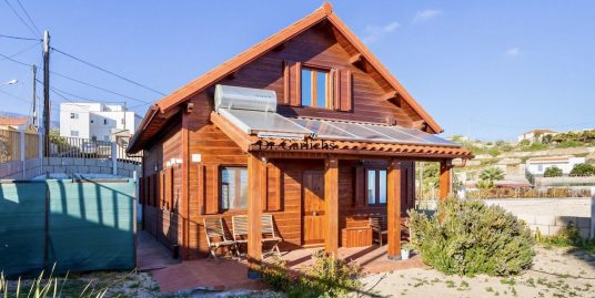 Fasnia: Modern, eco-friendly wooden house