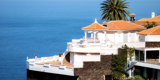 Spectacular villa on the cliffs