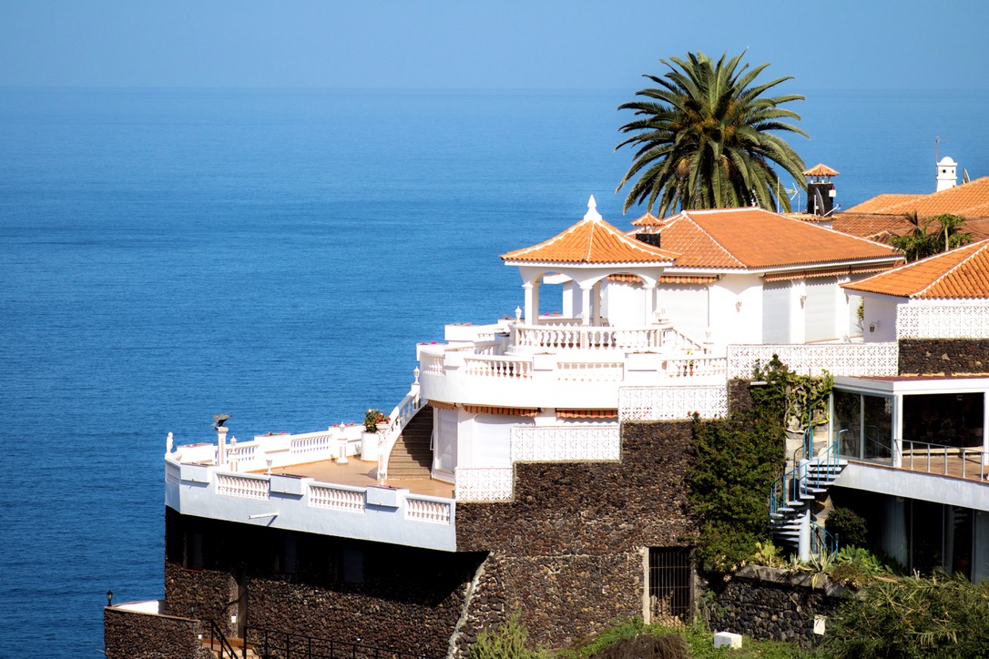 Spectacular villa on the cliffs