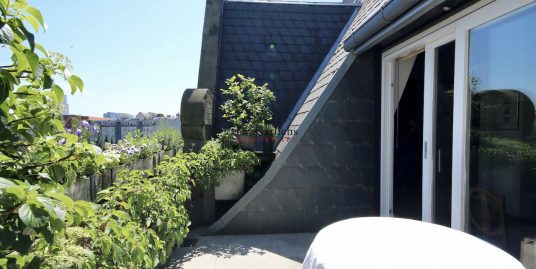Dachgeschoss mit Terrasse in einem wunderschönen Altbau