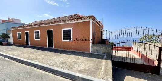 Canarian style house in good conditions and with large plot