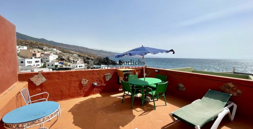 Beach house with roof terrace close to Candelaria