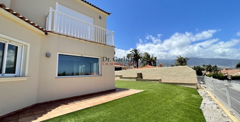 Family home with heated pool in Las Cuevas