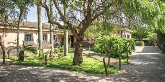 Country house with beautiful garden and heated pool