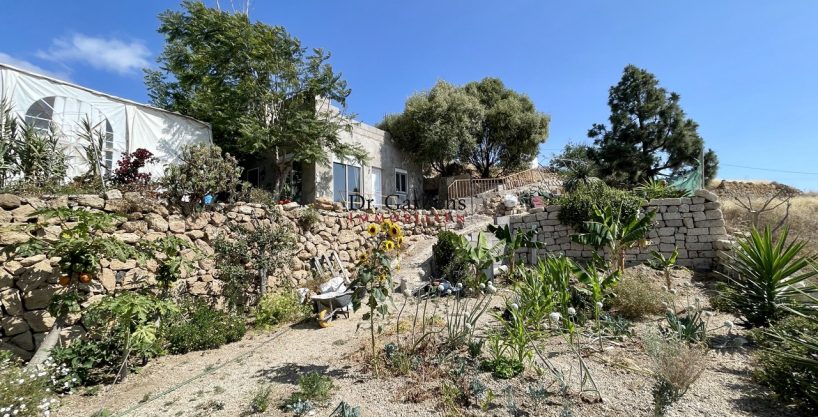 Beautiful finca with cultivation possibilities in quiet location