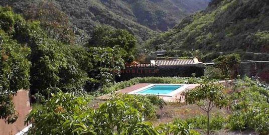 Finca with 3 stone houses in a fantastic location