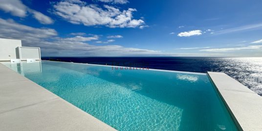 Light-flooded villa on the outskirts of Santa Cruz