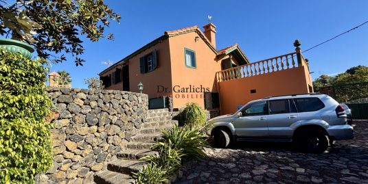 Country house in idyllic location with heated pool