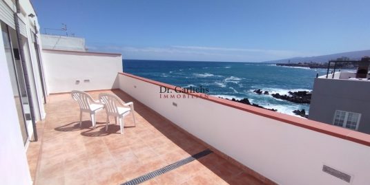 Refurbished house in first sea line!