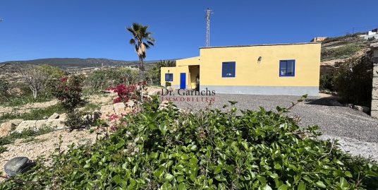 Finca with refurbished house and guest studio