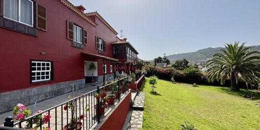 Spacious house with 2 guest apartments and panoramic views
