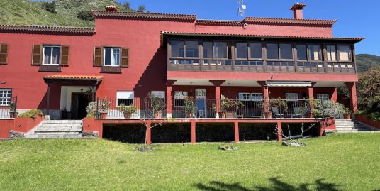 Spacious house with 2 guest apartments and panoramic views