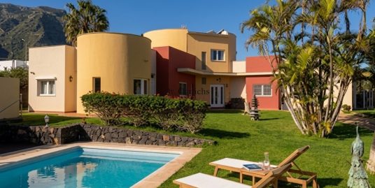 High-quality property close to the golf course and the sea